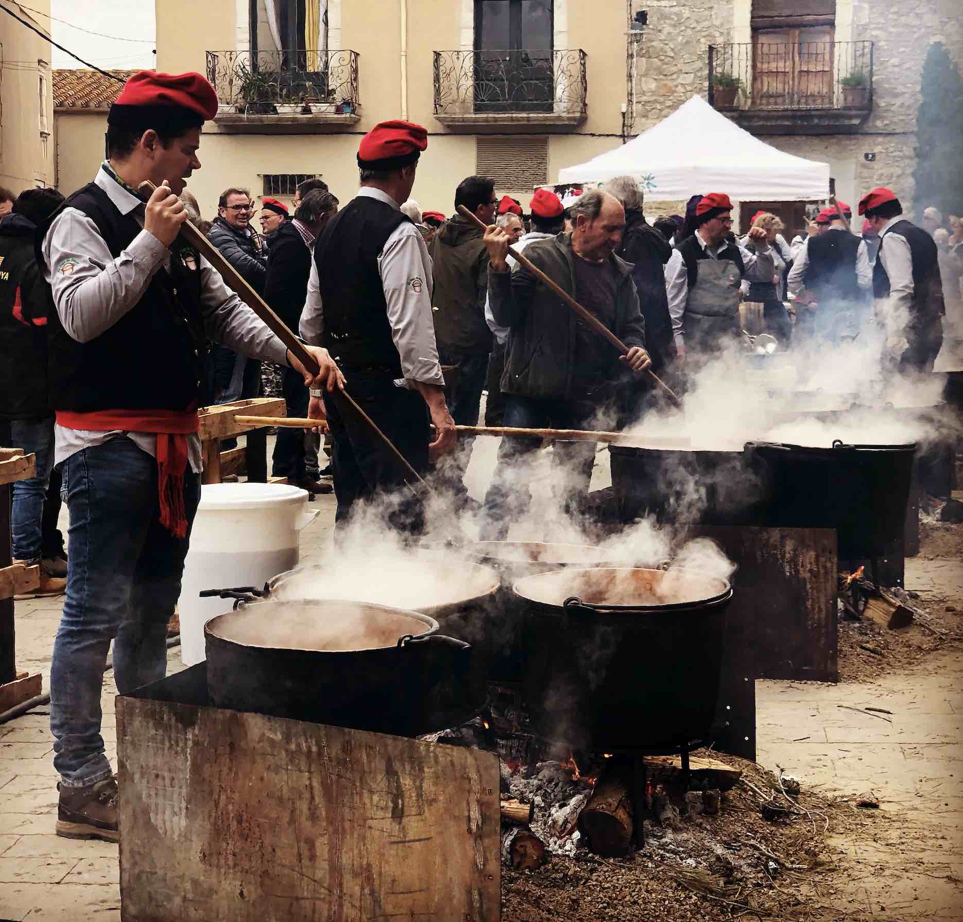 La Sopa de Verges. És la supervivència del costum ancestral de fer un àpat comunitari, arreplegant la minsa aportació que cadascú pogués fer i preparar una festa de comiat a la carn amb l'arribada de la Quaresma. - EMTV